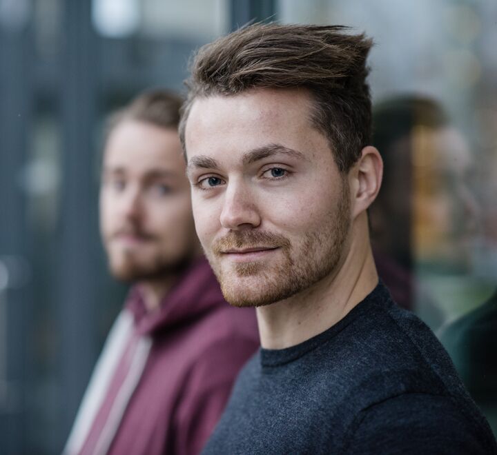 Portrettbilde av to mannlige studenter