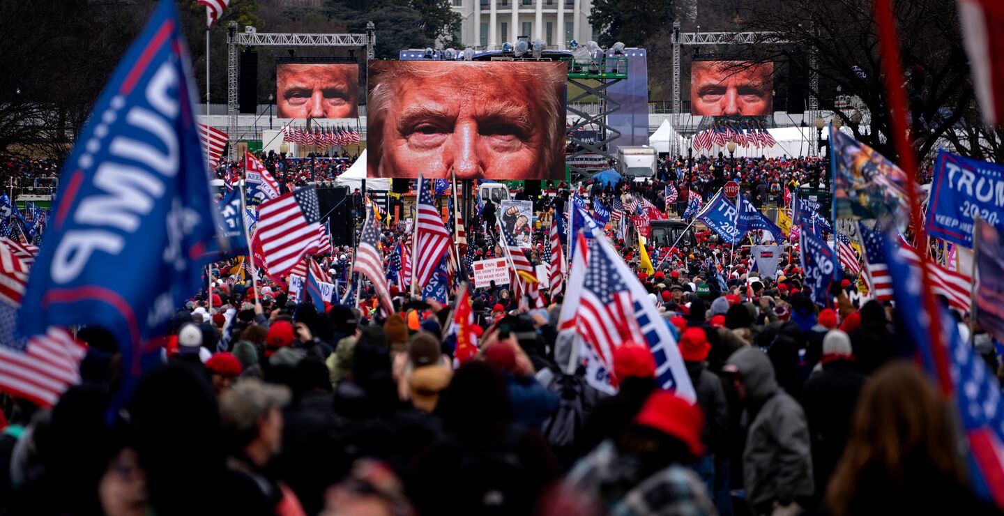 Publikum utenfor det hvite hus under president Trumps tale 6. januar 2021.