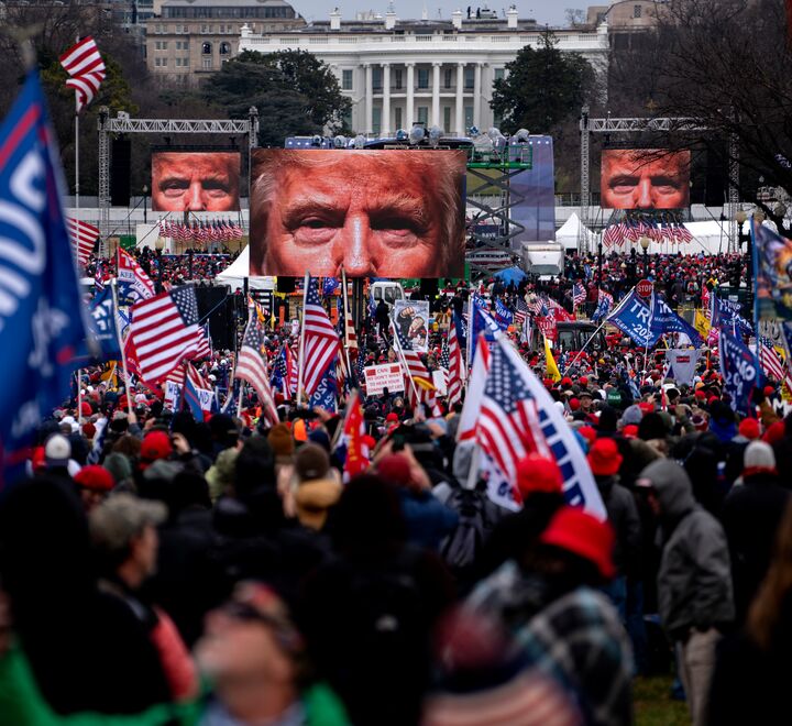 Publikum utenfor det hvite hus under president Trumps tale 6. januar 2021.