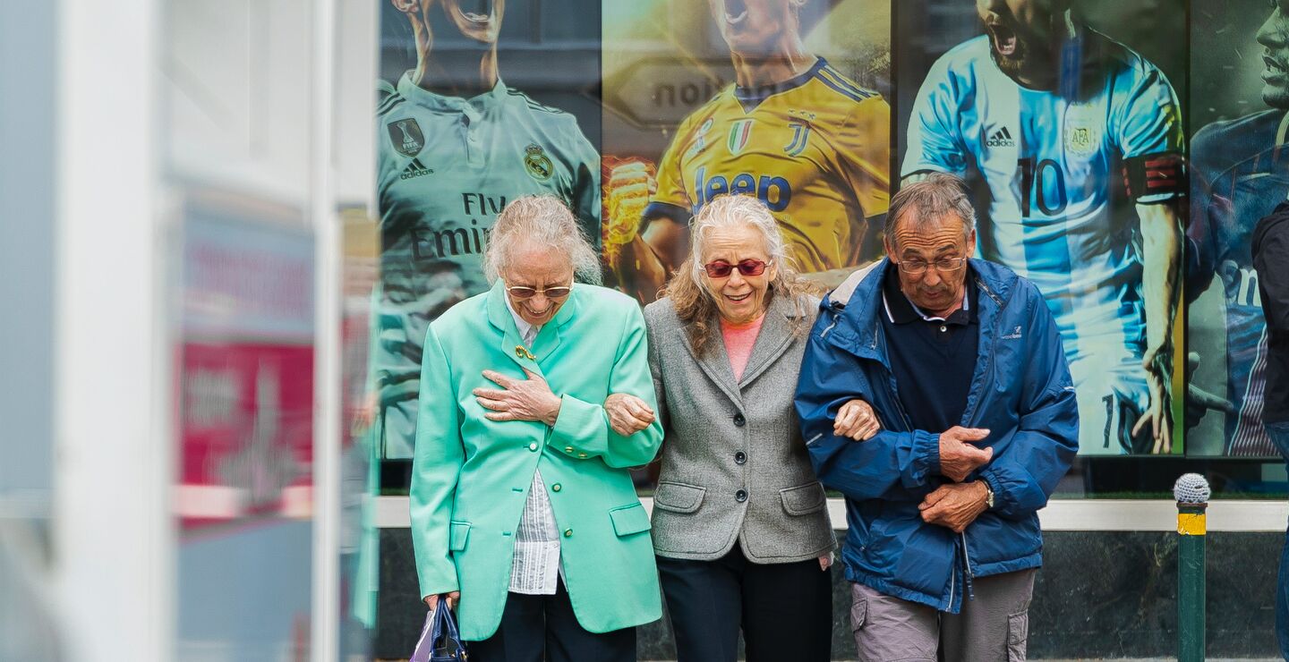 Bevegelse og aktivitet øker risikoen for at noe går galt, særlig når man er gammel. Men den risikofrie passiviteten er også skadelig, hevder Øyvind Kvalnes. (Foto:  Philippe Leone on Unsplash)