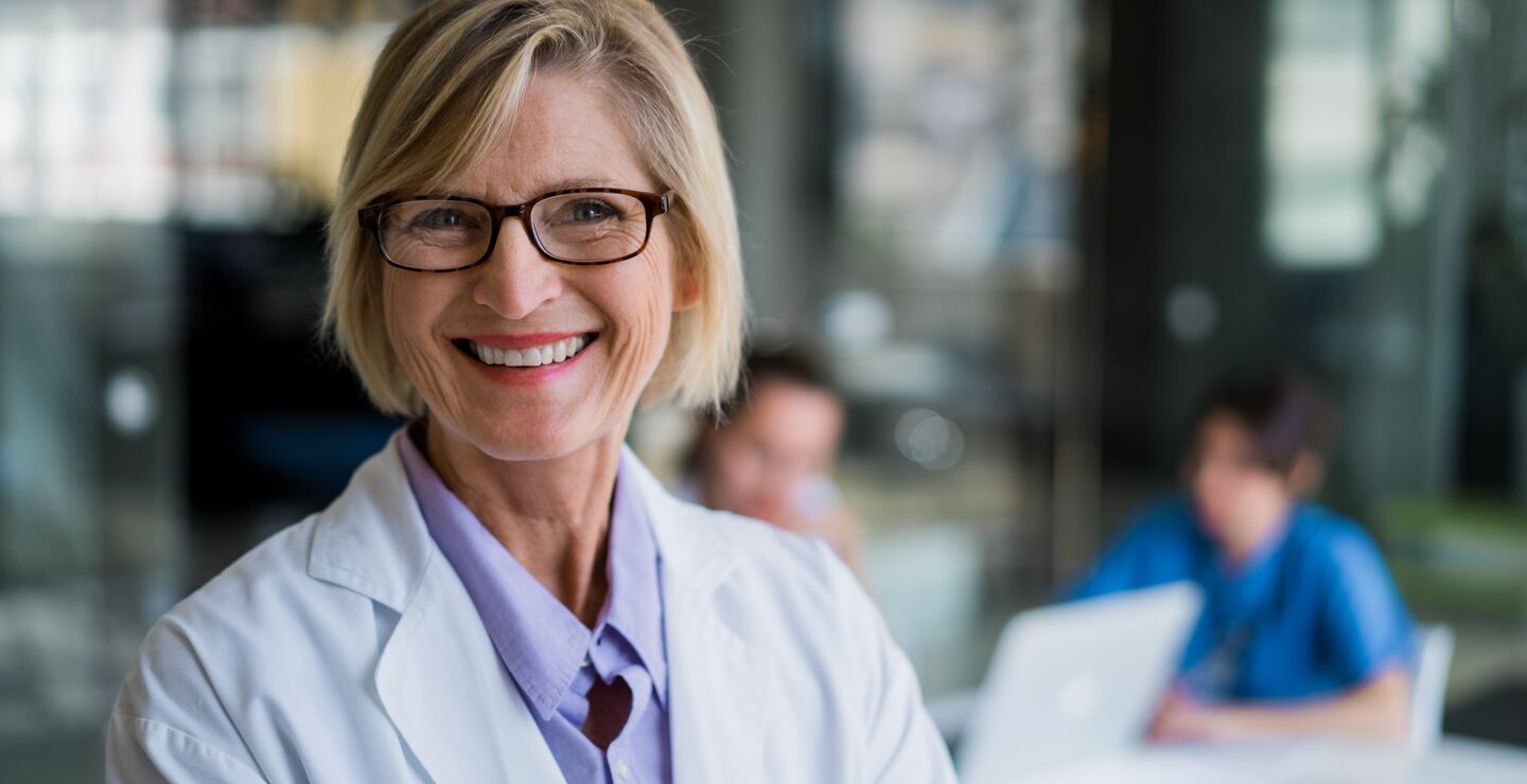 Illustrasjonsbilde av en helseleder (foto: Portra)