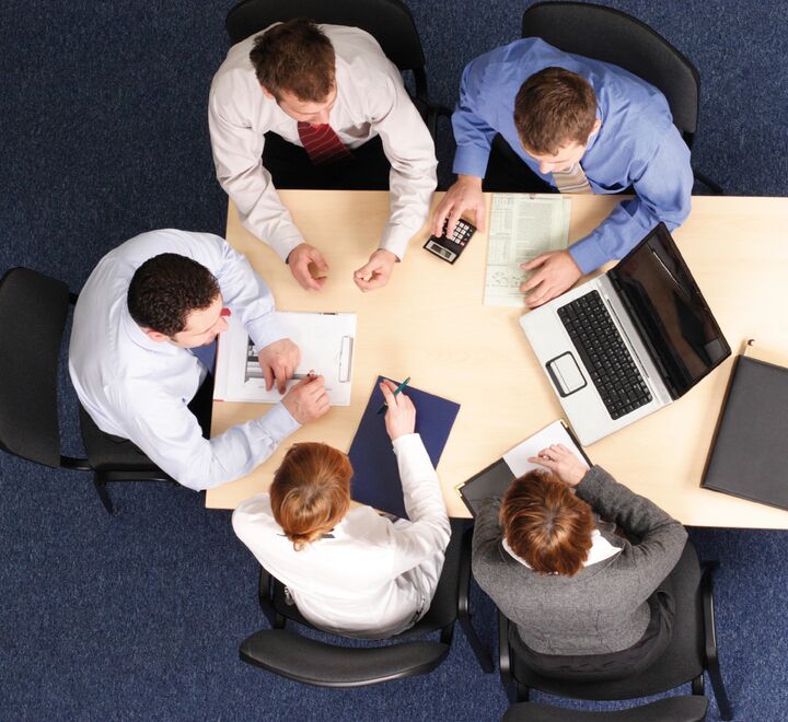 Gruppe med mennesker som jobber