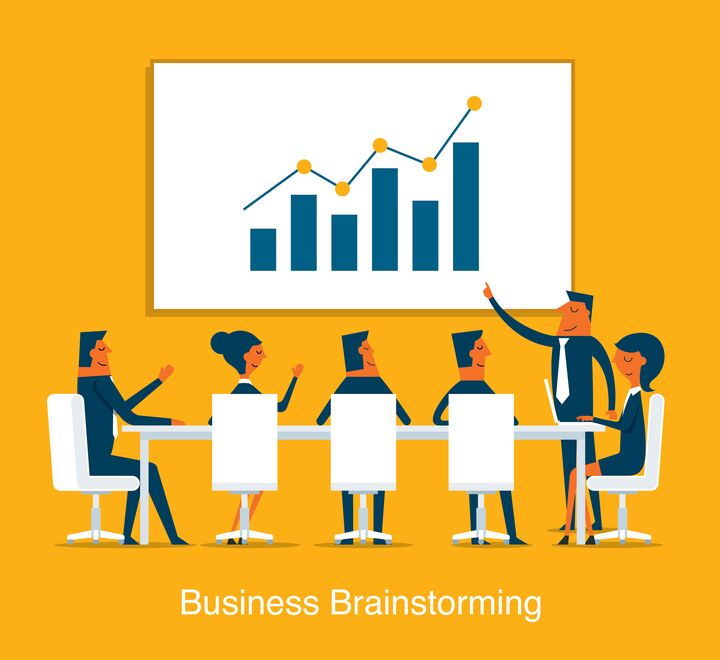 Illustrasjon: Person peker på graf i et møte