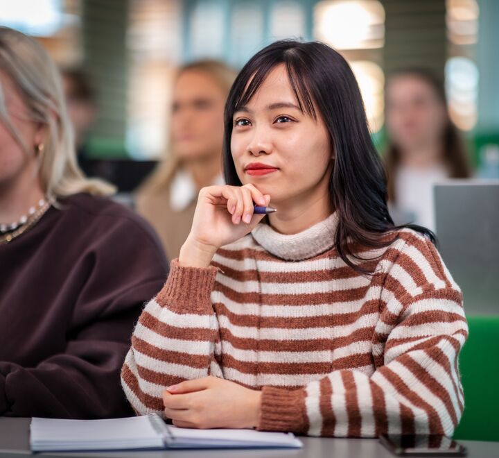 Bilde av studenter i forelesning