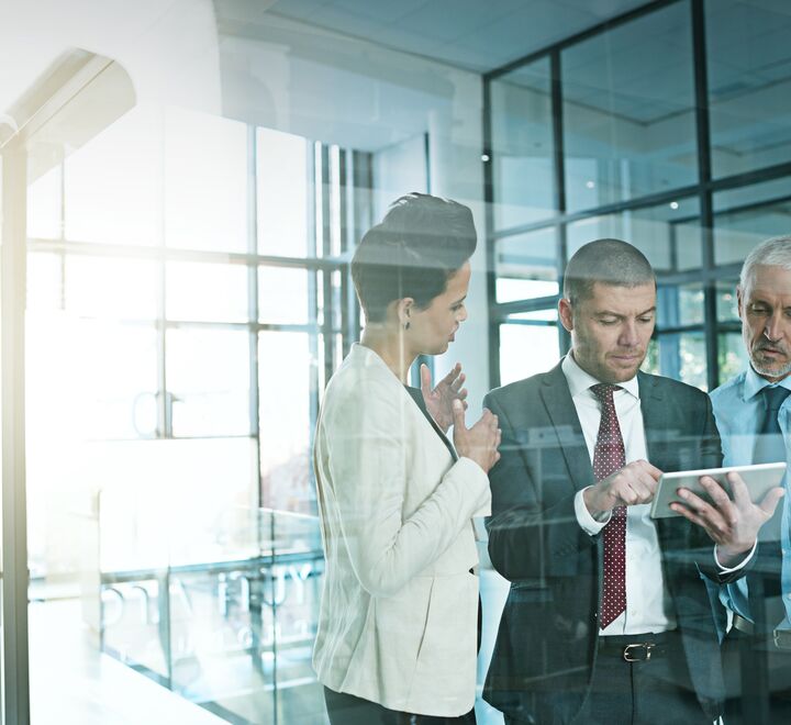 Personer i møterom sett gjennom glass