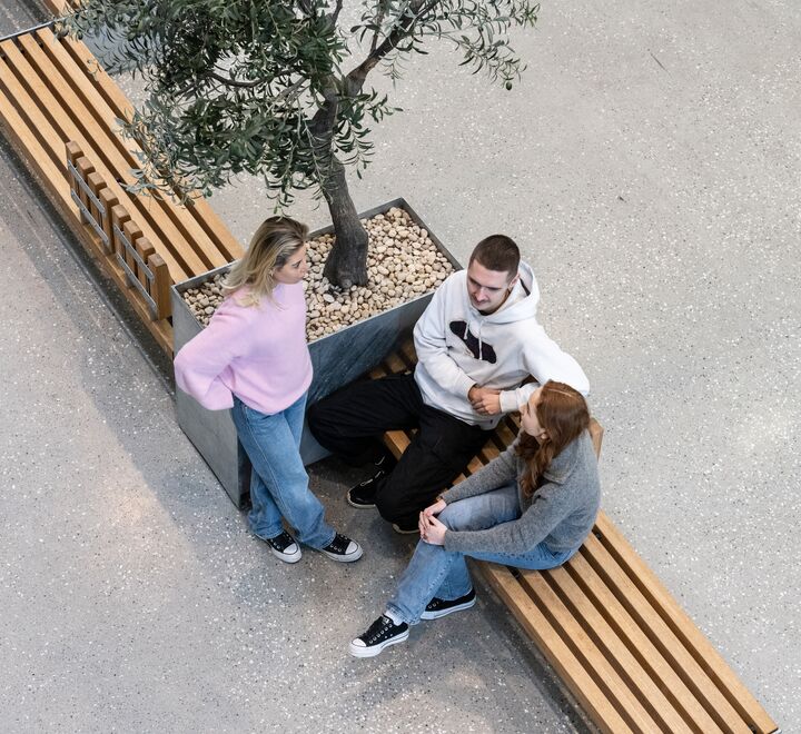 Three students talking to each other at BI's campus in Bergen
