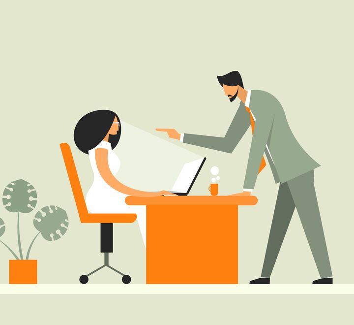 Illustrasjon av sjef som skjenner på en ansatt.