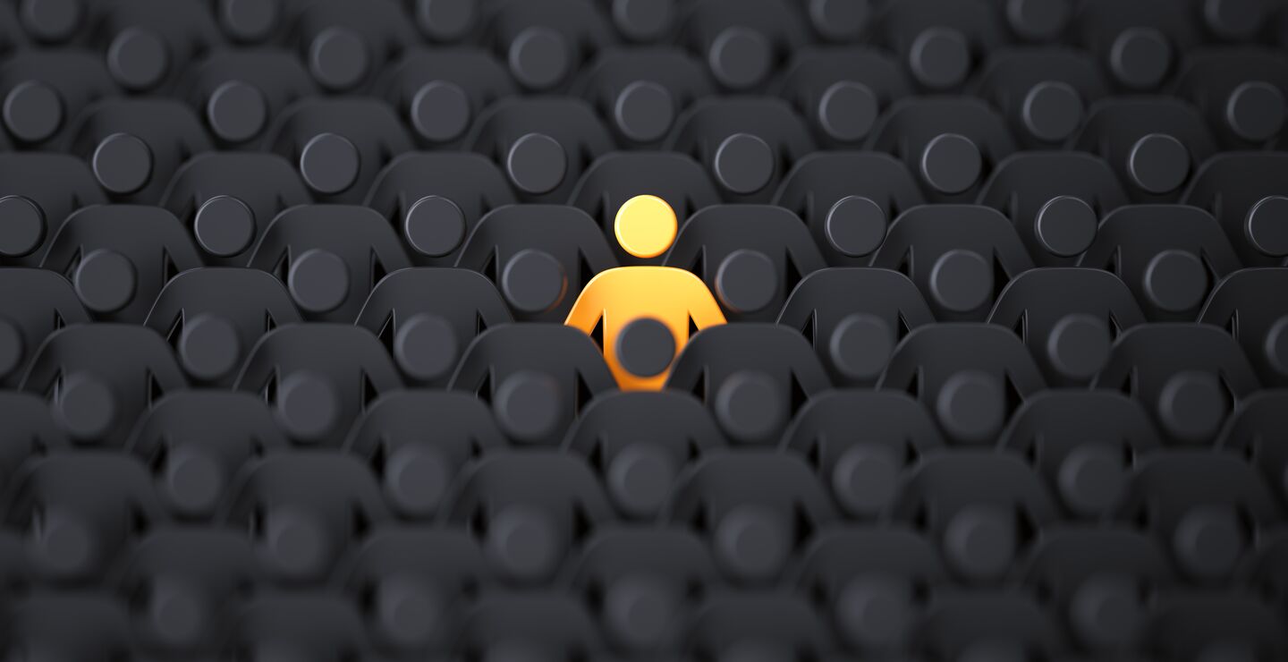 Illustrasjonsbilde: gullfarget figur står ut i folkemengde