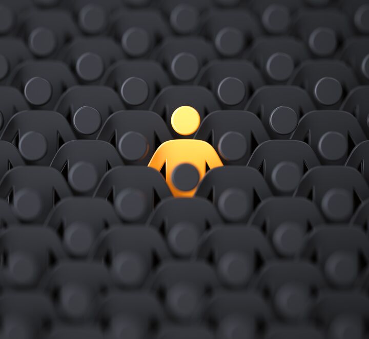 Illustrasjonsbilde: gullfarget figur står ut i folkemengde