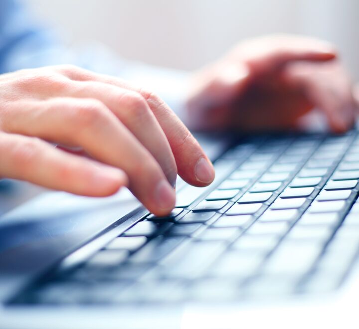 En person som skriver på et tastatur