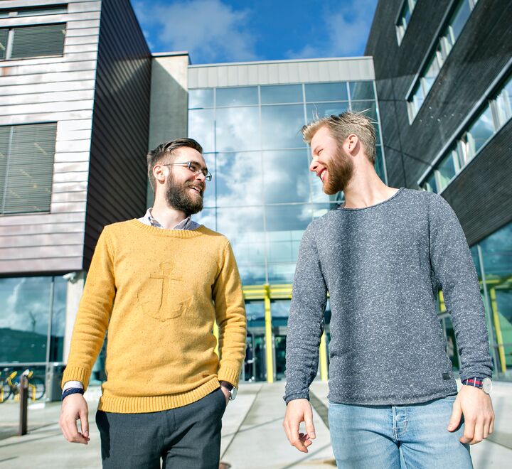 To gutter som går sammen ut av et kjøpesenter