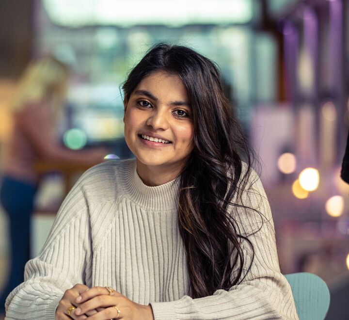 Bilde av ei kvinne med brunt hår på campus