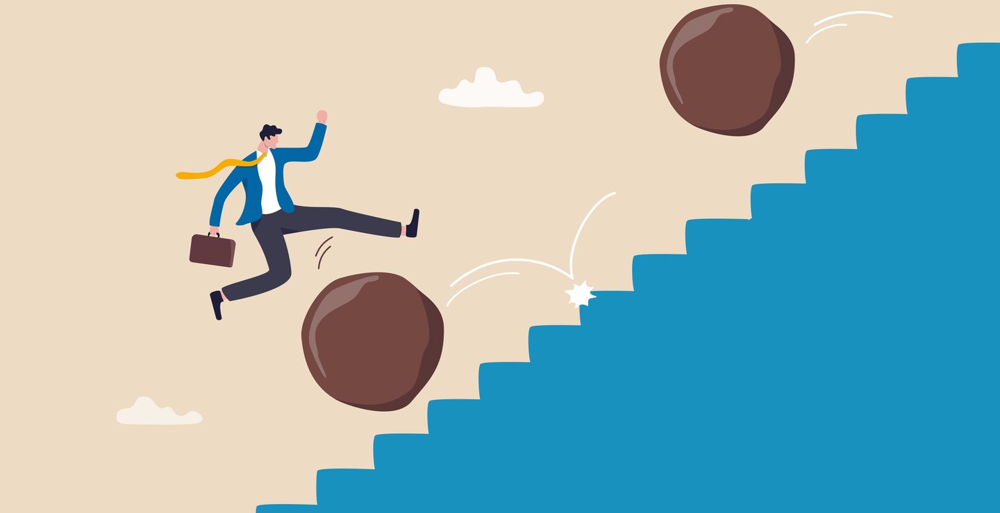 Illustrasjon av leder som løper opp en trapp og må hoppe over hindre som ruller nedover