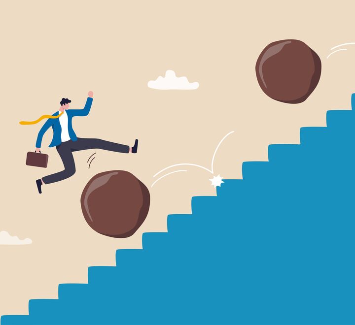 Illustrasjon av leder som løper opp en trapp og må hoppe over hindre som ruller nedover