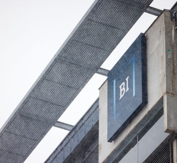 Close up image of campus Oslo, zoomed in at the logo to BI.
