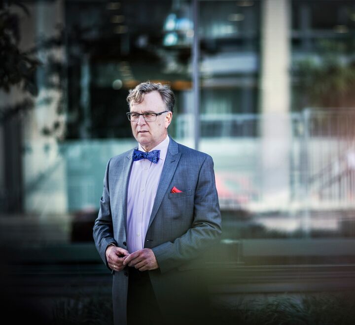 Våren 2019 stod et titalls selskaper klare til å sette ut elektriske sparkesykler i Oslo. Ikke alle vil klare seg, hevder Espen Andersen (bildet). Les hvorfor.