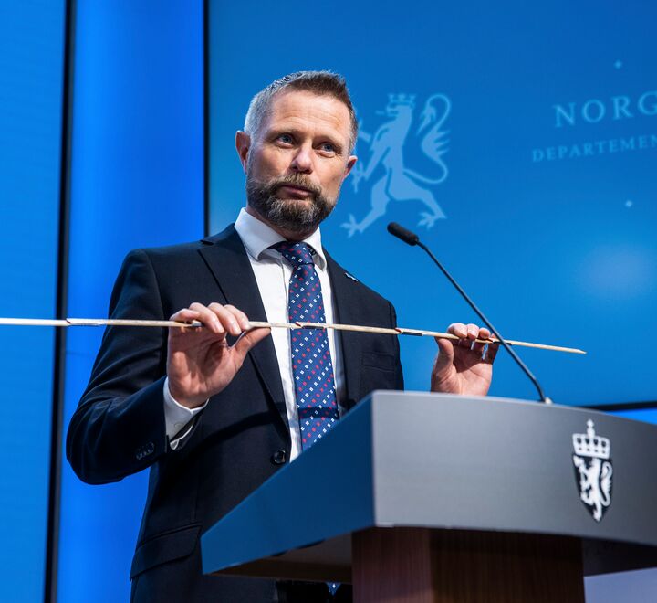 Bent Høie demonstrerer meteren