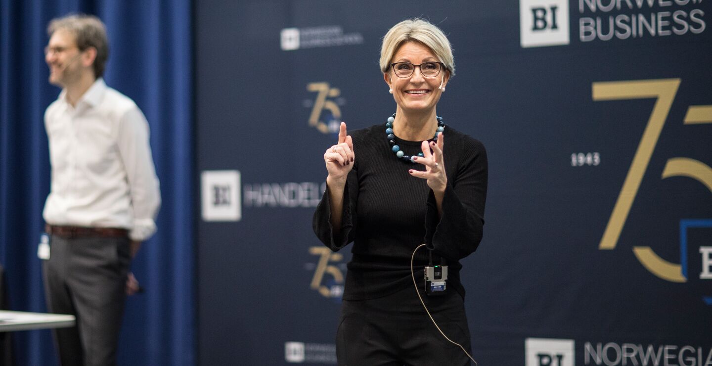 Tor Haugnes og Nina Ronæs (bildet) gir 7 praktiske råd om hvordan holde gode presentasjoner.