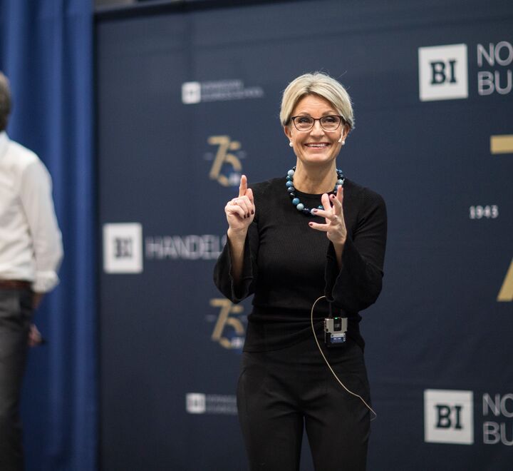 Tor Haugnes og Nina Ronæs (bildet) gir 7 praktiske råd om hvordan holde gode presentasjoner.