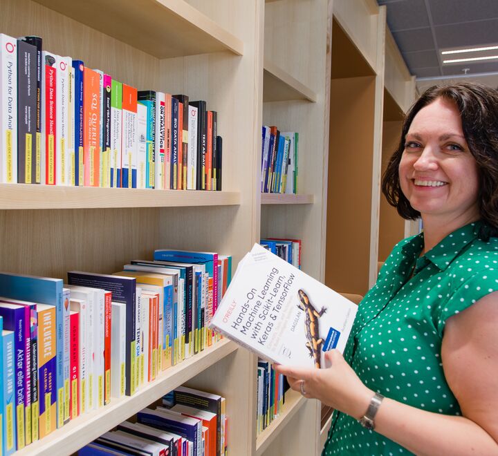 Librarian at the syllabus shelf at the Oslo campus