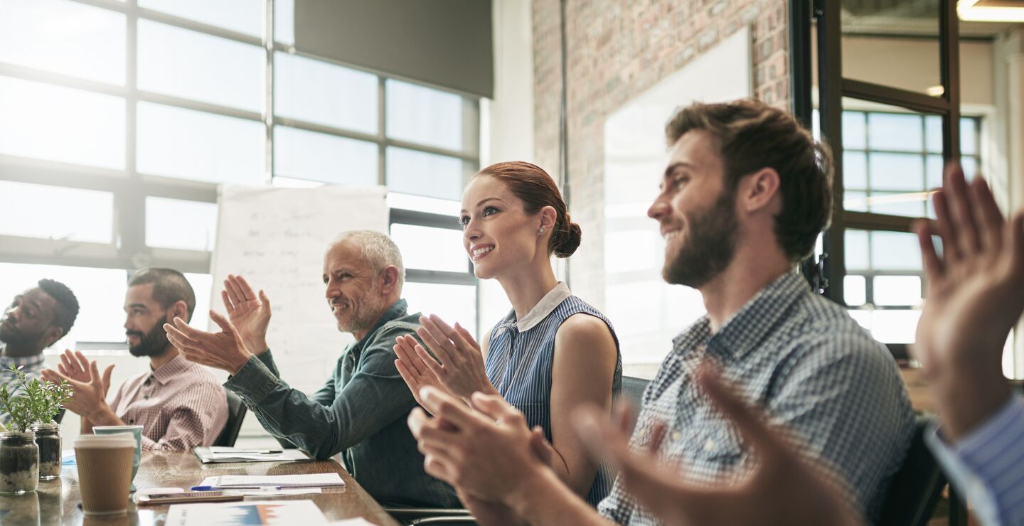 Ikke alle ledere er like flinke til å kommunisere. Heldigvis hjelper det å trene. Ledere som trener på å kommunisere, blir ikke bare flinkere til å kommunisere, de får også mer engasjerte medarbeidere (illustrasjonsfoto av engasjerte ansatte). 
