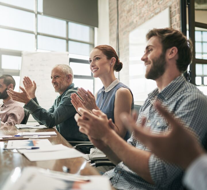 Ikke alle ledere er like flinke til å kommunisere. Heldigvis hjelper det å trene. Ledere som trener på å kommunisere, blir ikke bare flinkere til å kommunisere, de får også mer engasjerte medarbeidere (illustrasjonsfoto av engasjerte ansatte). 