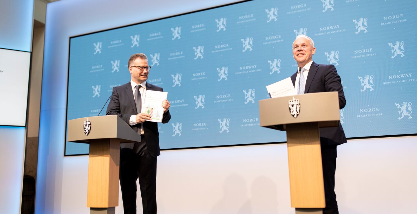 BI-professor og leder av Eiendomsmeglingsutvalget, Espen R. Moen(til venstre på bildet), overleverte på fredag utvalgets utredning av eiendomsmeglingsloven til finansminister Jan Tore Sanner (til høyre på bildet). (Foto: Torbjørn Brovold).