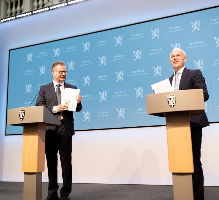 BI-professor og leder av Eiendomsmeglingsutvalget, Espen R. Moen(til venstre på bildet), overleverte på fredag utvalgets utredning av eiendomsmeglingsloven til finansminister Jan Tore Sanner (til høyre på bildet). (Foto: Torbjørn Brovold).