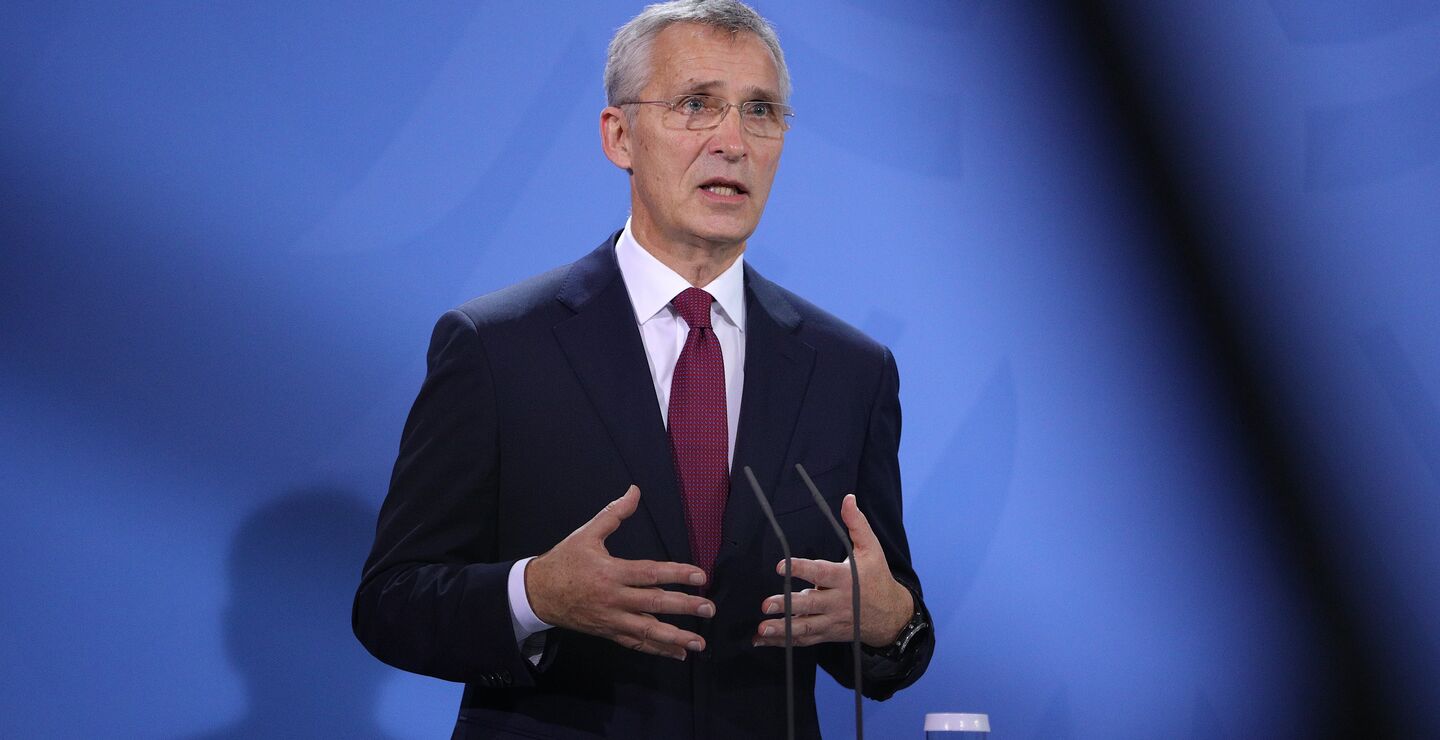 SENTRALBANKSJEF? – I motsetning til hva VG-redaktør Skartveit synes å tro, så er det ikke sentralbanksjefens oppgave å være en over-dommer over de folkevalgtes økonomiske politikk og pengebruk. Sentralbankens uavhengighet ligger uteluk-kende i virkemid-delbruken, skriver professorene.  Her bilde av Jens Stoltenberg. (Foto: Christian Marquardt, Pool).