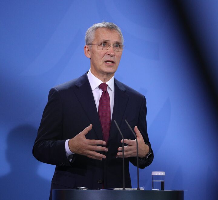 SENTRALBANKSJEF? – I motsetning til hva VG-redaktør Skartveit synes å tro, så er det ikke sentralbanksjefens oppgave å være en over-dommer over de folkevalgtes økonomiske politikk og pengebruk. Sentralbankens uavhengighet ligger uteluk-kende i virkemid-delbruken, skriver professorene.  Her bilde av Jens Stoltenberg. (Foto: Christian Marquardt, Pool).