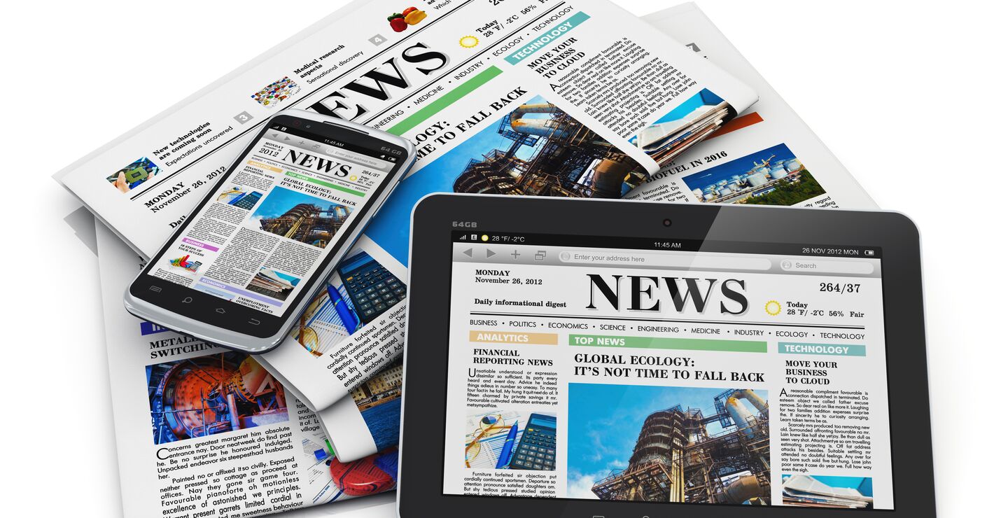 Bilde av et avisoppslag i ulike formater.