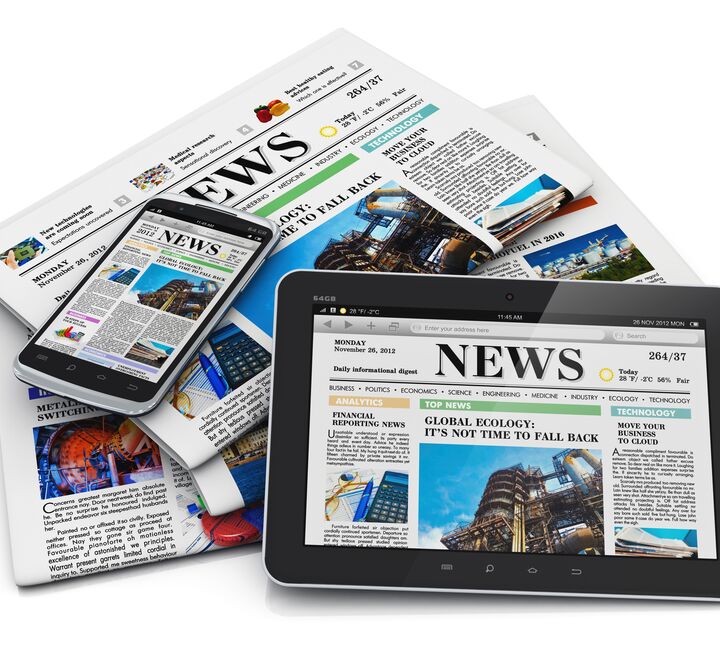 Bilde av et avisoppslag i ulike formater.