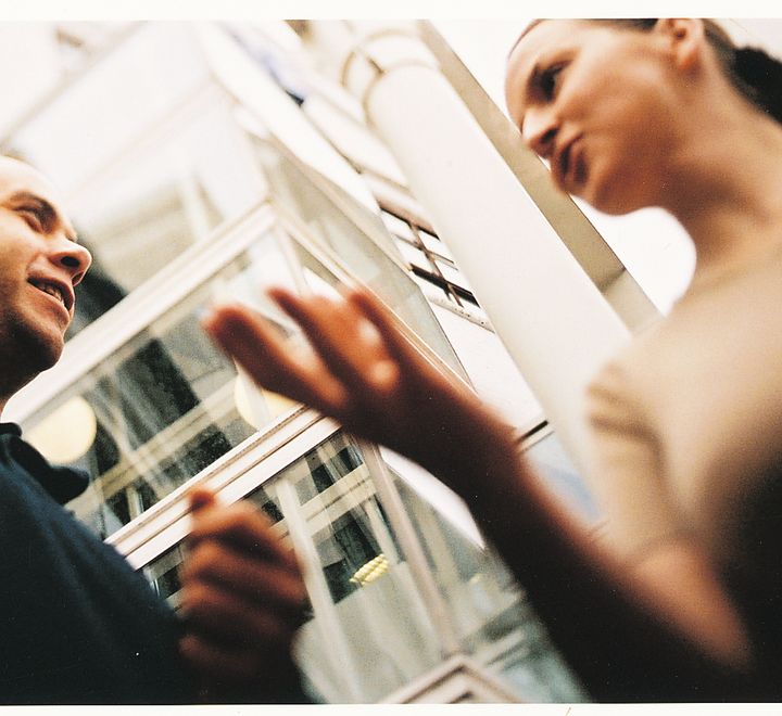 Bilde av to som diskuterer. 