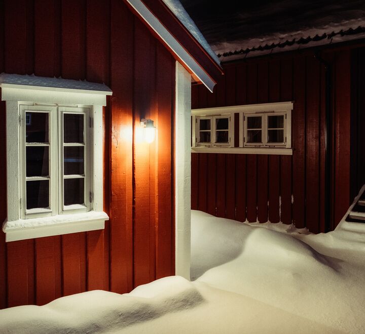 Gir en regjering et forhåndsvarsel om arveavgift fra neste årsskifte, vil det under mange juletrær ikke ligge slips, bøker og leker, men familieboliger, landsteder, bankkonti og aksjefond, skriver Ole Gjems-Onstad. (Foto: Rick Jones, Unsplash.com)