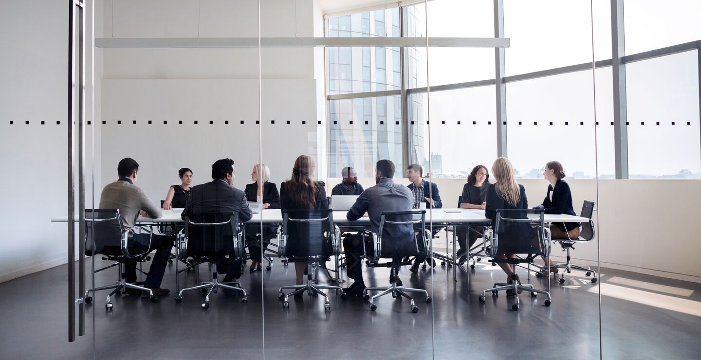 Styrelederollen, i likhet med virksomhetene, er i endring og erfaringen styreledere innehar ikke nødvendigvis gjenspeiler kompetansen som trengs. Illustrasjonsfoto av et styreledermøte.