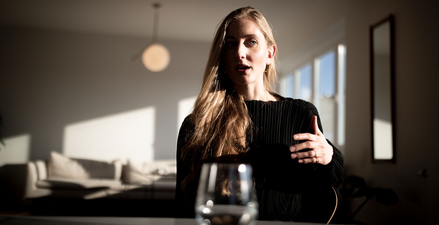 Rita Haugeland som sitter ved boret og snakker