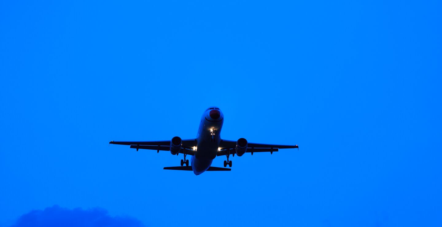 Innen smitteverntiltakene ble innført, var mye av næringslivet i Norge allerede rammet. En stor andel av permitteringene kom derfor etter én til to måneder med brems i flytrafikken, bortfall av eksportmarkeder, fallende handel, ras i oljeprisen, bortfall av utenlandske turister, og endret adferd og handelsmønster hos mange nordmenn pga. frykt for smitte. Foto: Adam Smigielski.