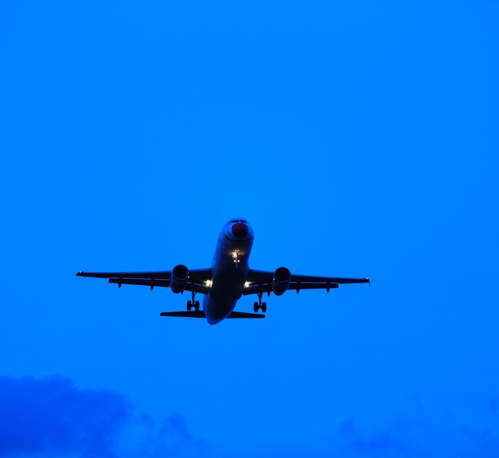 Innen smitteverntiltakene ble innført, var mye av næringslivet i Norge allerede rammet. En stor andel av permitteringene kom derfor etter én til to måneder med brems i flytrafikken, bortfall av eksportmarkeder, fallende handel, ras i oljeprisen, bortfall av utenlandske turister, og endret adferd og handelsmønster hos mange nordmenn pga. frykt for smitte. Foto: Adam Smigielski.