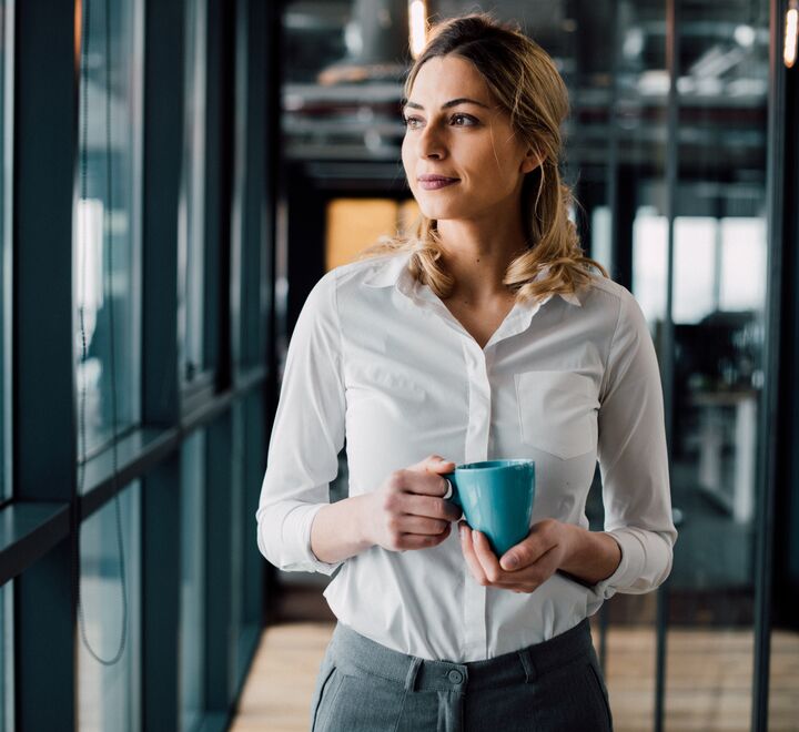 Forretningsdame som holder en kaffekopp