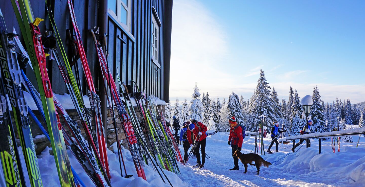 Ski utenfor en markastue i Oslomarka