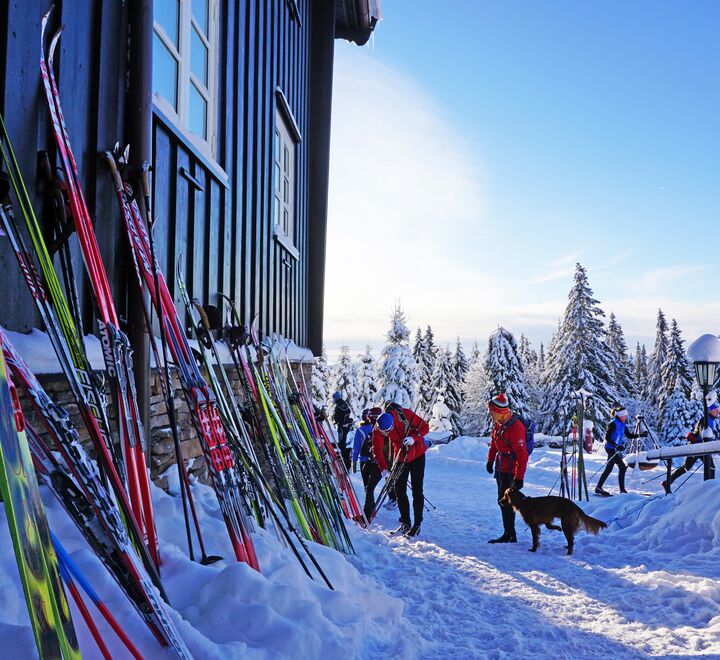 Ski utenfor en markastue i Oslomarka