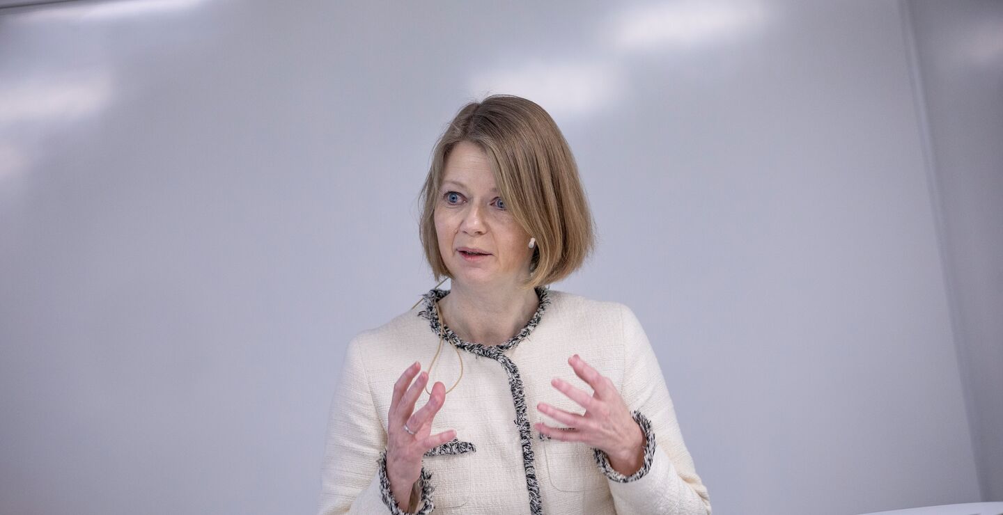 Mye som skjer nå, ligger utenfor modellapparatet som ble bygget etter overgangen til inflasjonsmålstyring. Sentralbanksjef Ida Wolden Bache (bildet) må tenke utenfor boksen, skriver Knut Anton Mork.