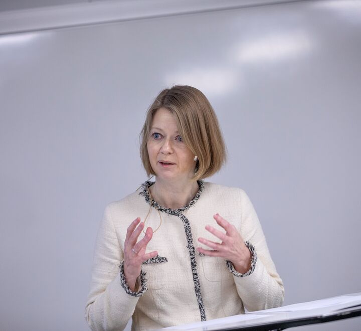 Mye som skjer nå, ligger utenfor modellapparatet som ble bygget etter overgangen til inflasjonsmålstyring. Sentralbanksjef Ida Wolden Bache (bildet) må tenke utenfor boksen, skriver Knut Anton Mork.