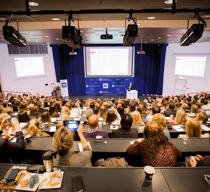 Studenter i forelesningssal
