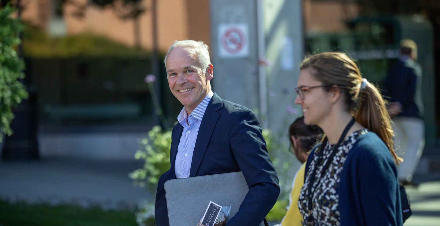 Politisk ledelse i Finansdepartementet synes å ønske en omkamp om den operasjonelle forvaltningen av SPU – Oljefondet – bør ligge i Norges Bank eller ikke.  Her bildet av finansminister Jan Tore Sanner.