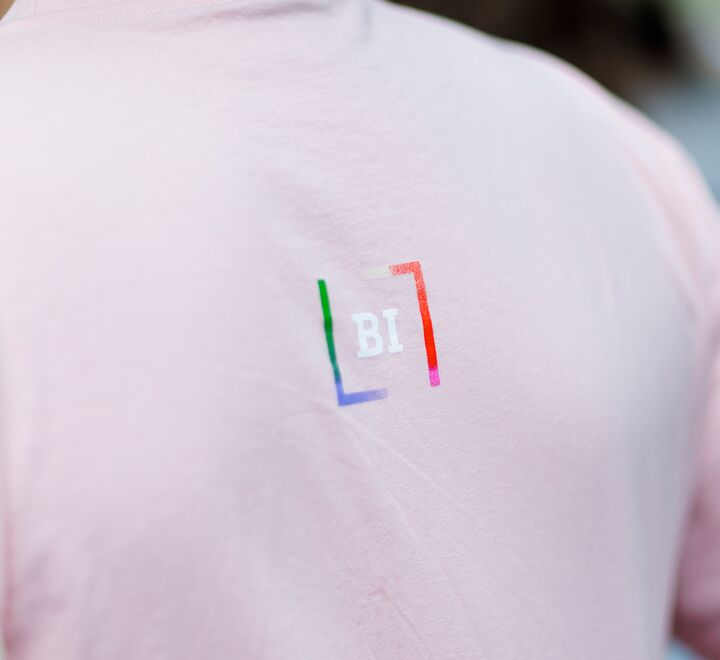 Ryggen til en som har på BI sin Pride t-skjorte