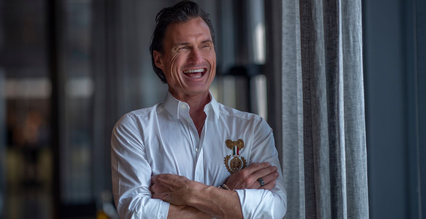 Nordic Choice har sagt opp rundt 1000 innen utgangen av august, om regjeringen ikke gir etter, sier selskapet. Bilde av Petter Stordalen eier hotellkjeden. (Foto: Kate Gabor).