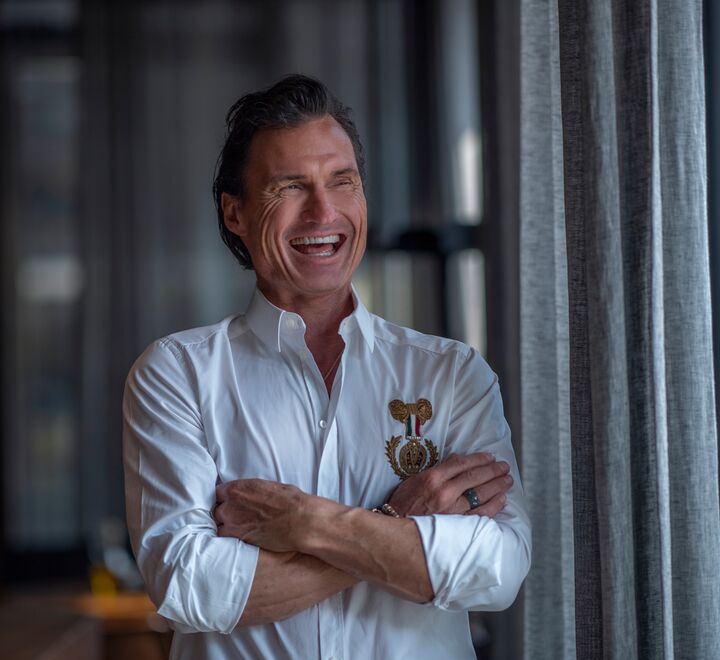 Nordic Choice har sagt opp rundt 1000 innen utgangen av august, om regjeringen ikke gir etter, sier selskapet. Bilde av Petter Stordalen eier hotellkjeden. (Foto: Kate Gabor).