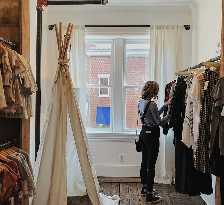 Ifølge SIFO har en innbygger i Norge i gjennomsnitt 359 plagg. Mange av disse plaggene brukes sjelden og noen av dem har aldri vært brukt, skriver Caroline D Ditlev-Simonsen. (Illustrasjonsfoto fra en klesbutikk: Cam Morin on Unsplash)