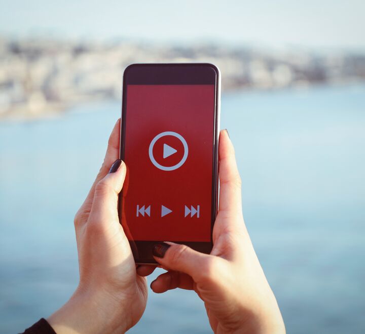 Person som bruker mobilen sin